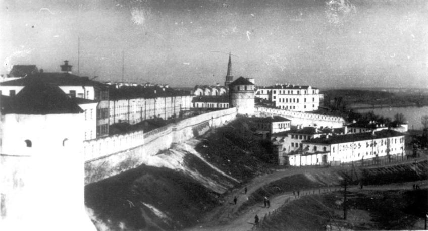 Вид на Юго-восточную и Консисторскую башни Казанского Кремля::Старинные фото и изображения Казани и Казанского Кремля