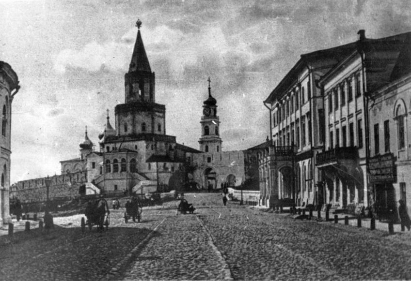 Спасская башня Казанского Кремля, на заднем плане колокольня и купола Спасо-Преображенского монастыря. Вид с ул. Воскресенская::Старинные фото и изображения Казани и Казанского Кремля
