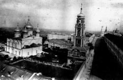 Спасо-Преображенский монастырь (слева - храм Преображения Господня, в центре - колокольня) в Казанском кремле. Ныне не существу