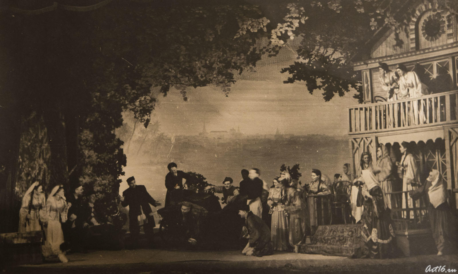 Сцена из спектакля. Художник по костюмам Л.Л.Сперанская::Любовь Львовна Сперанская