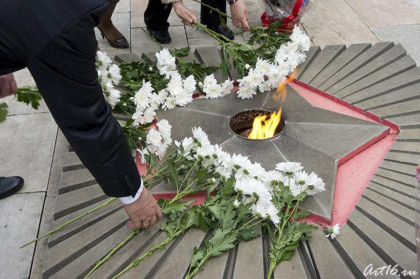Возложение цветов к вечному огню::Казанский вертолетный завод