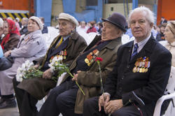 Ветераны и турженики тыла перед концертом в сборочном цехе КВЗ