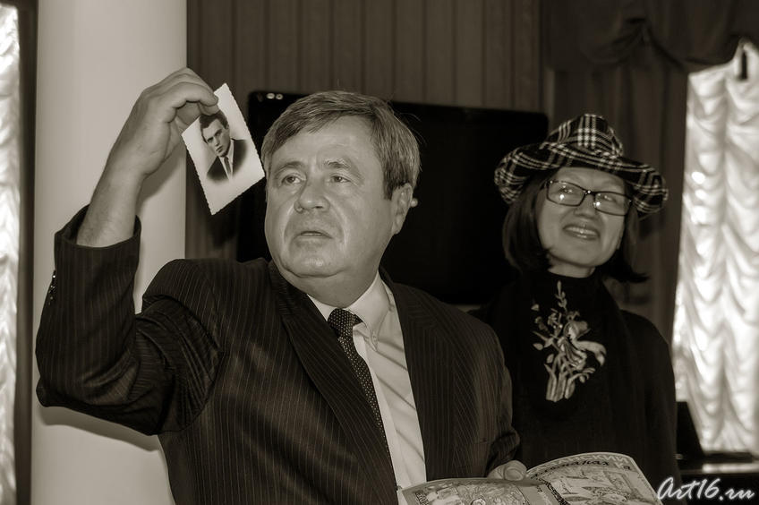 Ахат Мушинский с фотографией В.П.Аксенова и Наиля Ахунова::«Под крылом Белой вороны»