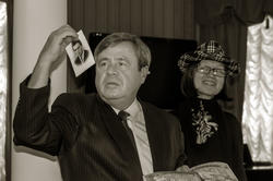 Ахат Мушинский с фотографией В.П.Аксенова и Наиля Ахунова
