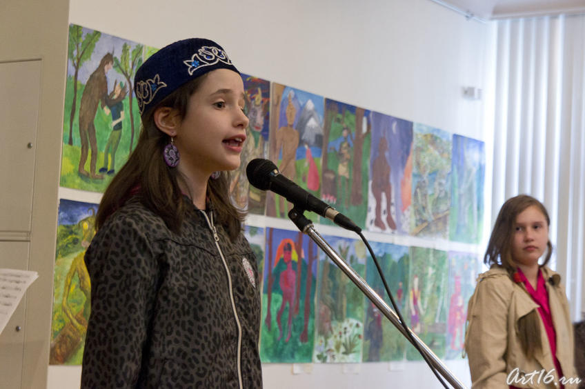 Школьница из Москвы читает стихи на открытии выставки ʺШурале и Яʺ::«Шурале и Я»
