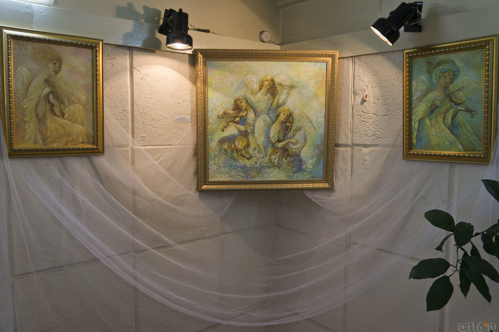 Фрагмент экспозиции. В центре картина ʺМелодия для облаковʺ. А.Бузунеева (Анастас)::Анастасия Бузунеева: «Как ангелы», живопись