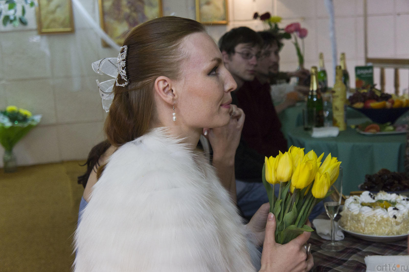 А. Бузунеева с букетом желтых тюльпанов.::Анастасия Бузунеева: «Как ангелы», живопись