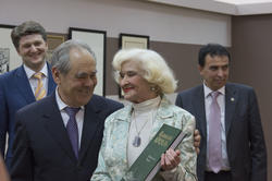 М.Ш.Шаймиев вручает книги  директорам музеев