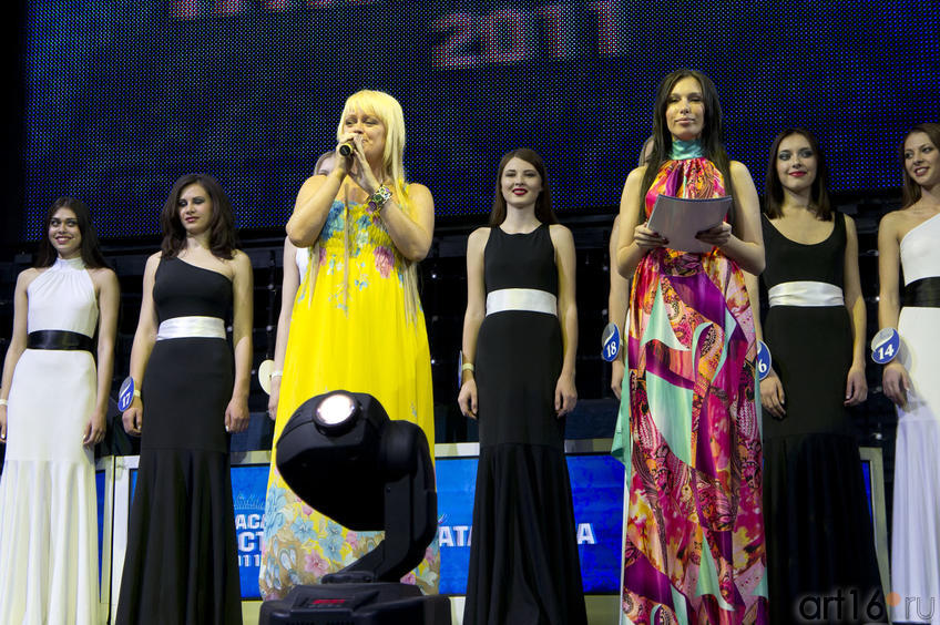 Е. Нургазизова объявляет победителей::«Краса Татарстана — 2011»