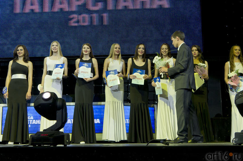 Цветы всем участницам конкурса красоты::«Краса Татарстана — 2011»