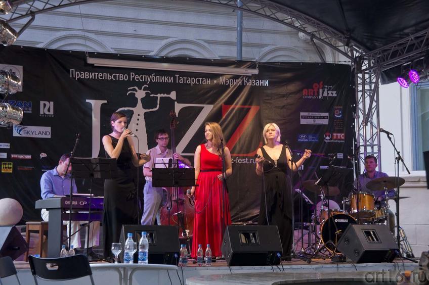 На сцене коллектив “LADIES IN JAZZ”::Джаз в усадьбе Сандецкого, Казань, 7 июля 2011