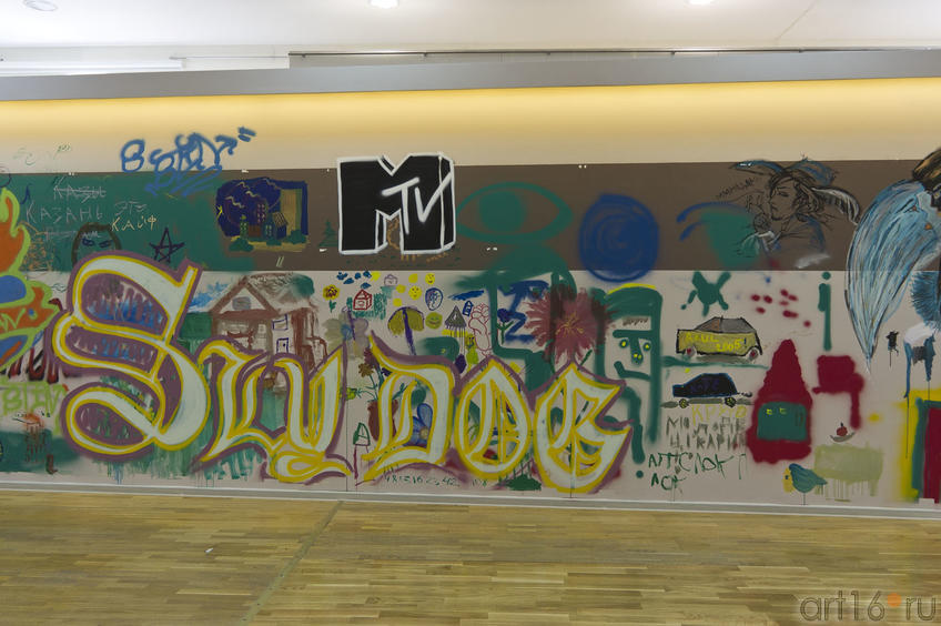 Теггинг райтеров и рисунки на стене  посетителей ʺМанежаʺ::Граффити. Арт-акция «MANEGE Art MAUER» — 2011