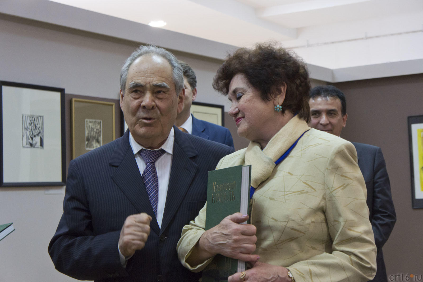 М.Ш.Шаймиев вручает книги  директорам музеев::«Казанский Кремль» Белокаменный символ Татарстана»