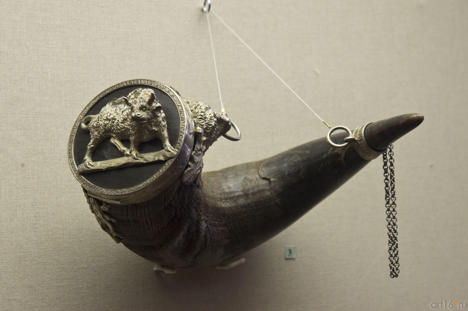 Пороховница, Россия, 1835-1837, (рог зубра ?)::Художественное оружие из собрания Государственного Эрмитажа