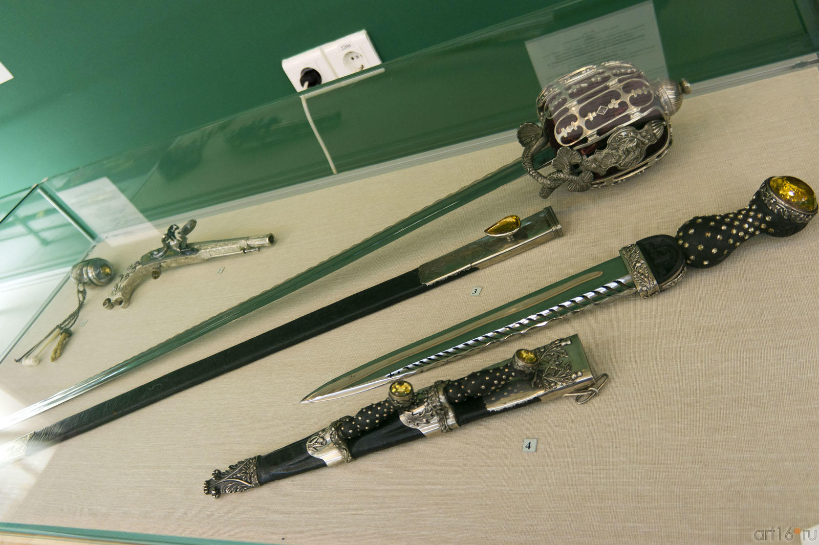 Пороховница, Пистолет поясной кремневый, Палаш, Дирк ::Художественное оружие из собрания Государственного Эрмитажа