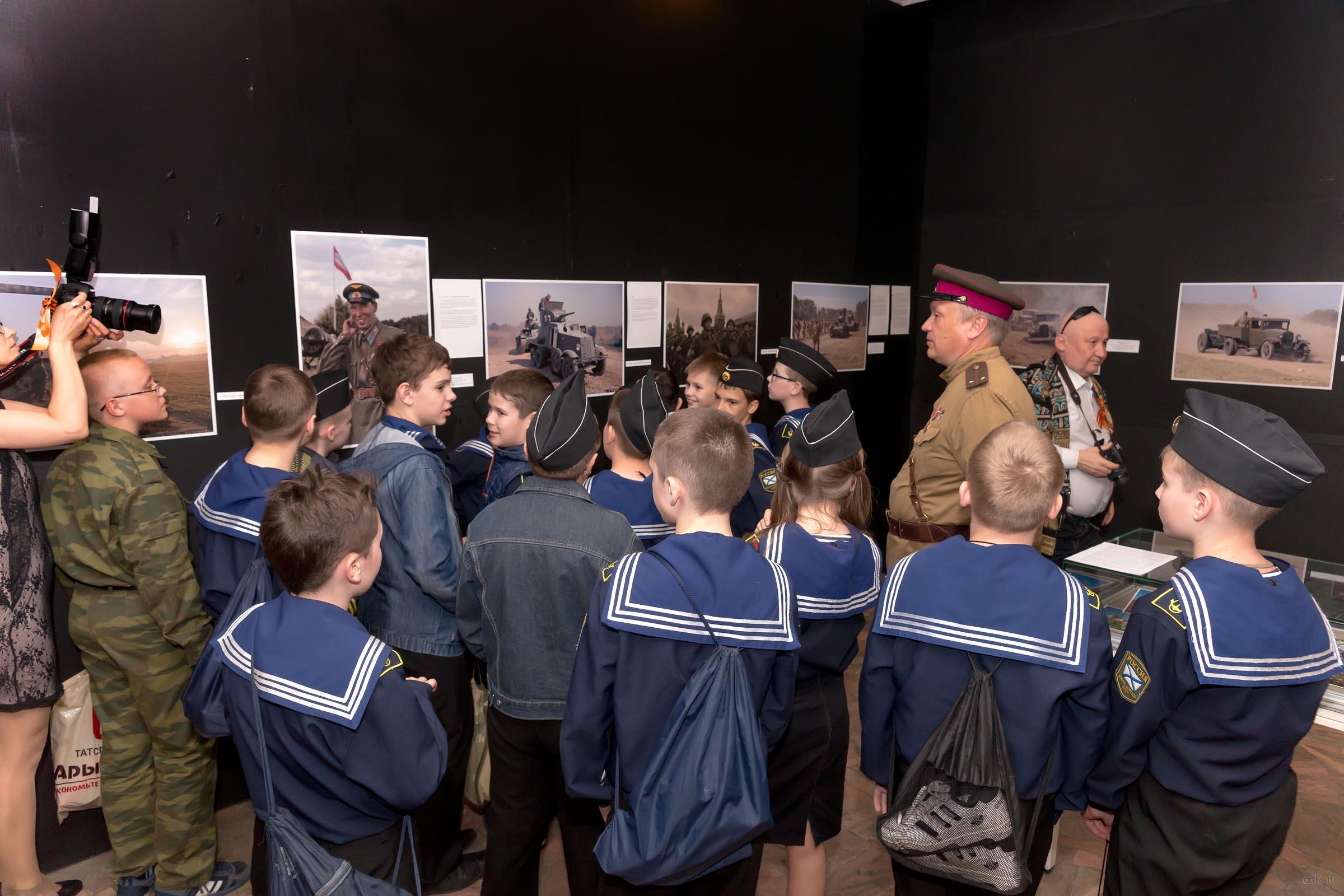 На выставке фотографий Е.Кулешова::Выставка к 70-летию Победы