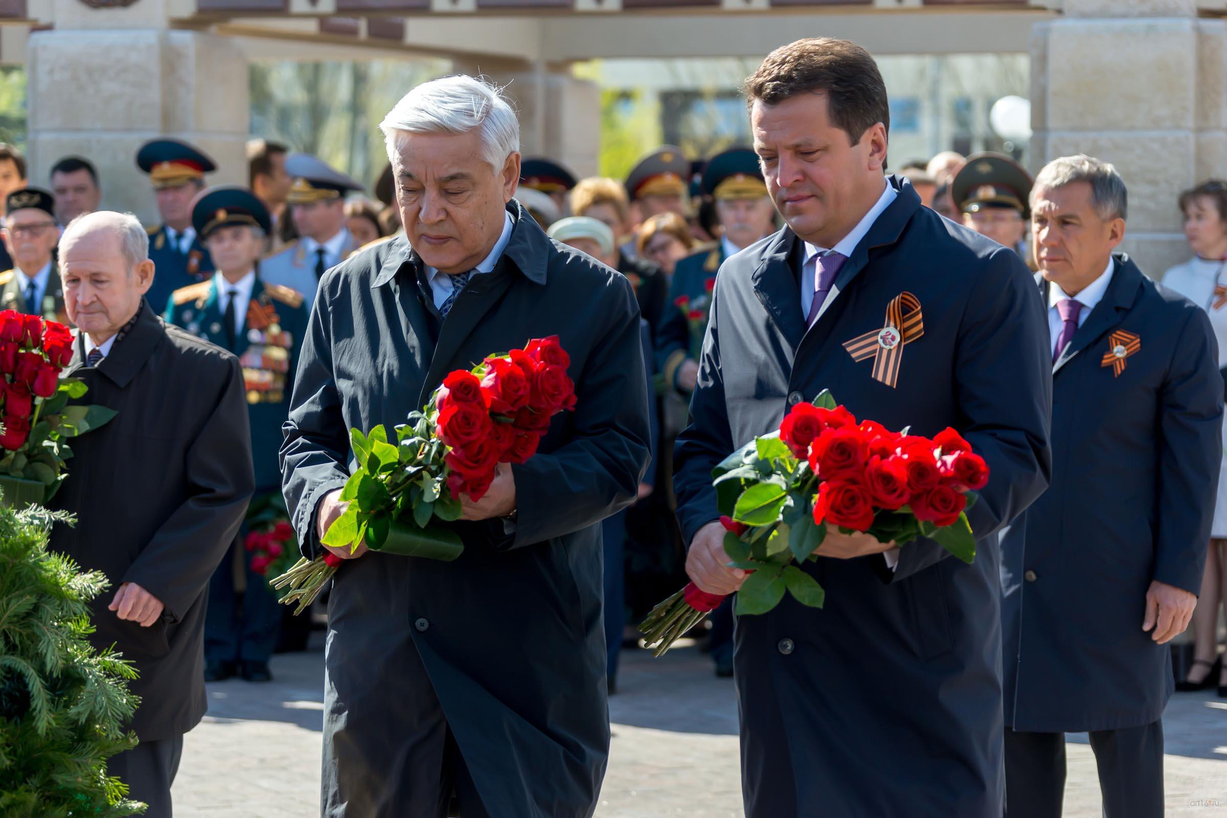 День победы парк победы. 9мая парк Победы Казань. Рустам Минниханов 9 мая. Минниханов Рустам Нургалиевич возложение. Казань Минниханов парк Победы.