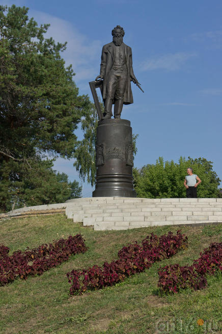 Памятник И.И.Шишкину (Елабуга)::Спасская ярмарка в Елабуге. 19-21 августа 2011