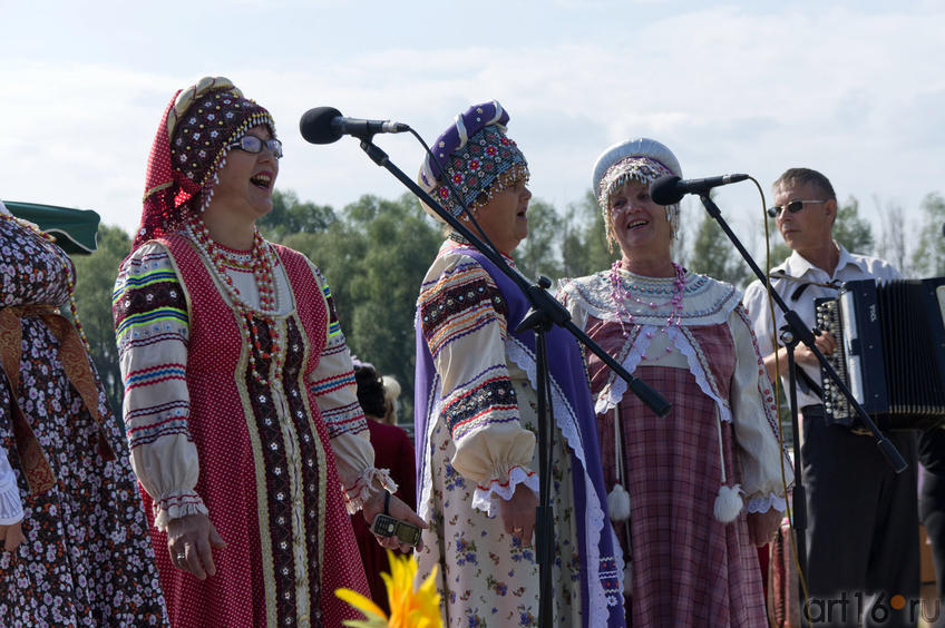 Выступление фольклорного ансамбля