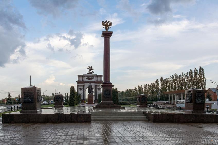 Фото №828747. Стела в честь присвоения Курску звания Города Воинской Славы (2007 г.), июнь 2015