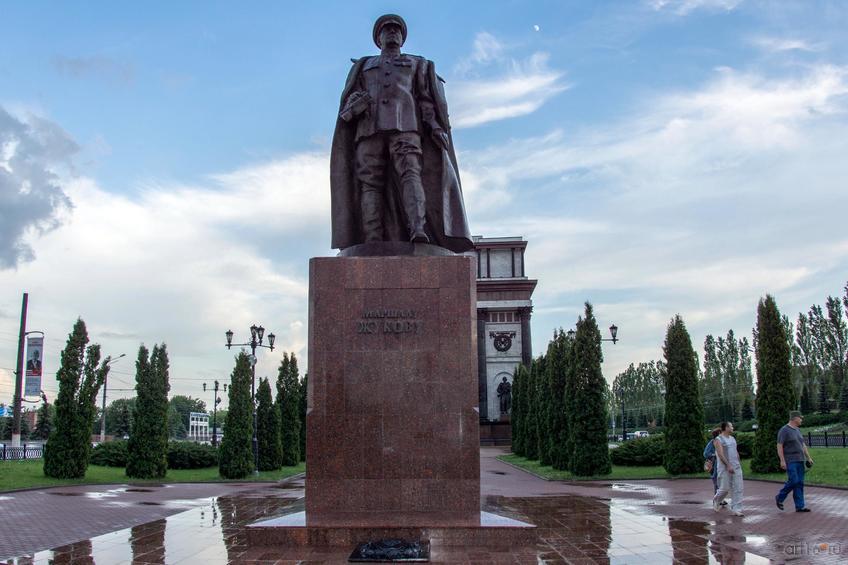Бронзовый памятник Г.К.Жукову, г. Курск::Курск, лето 2015