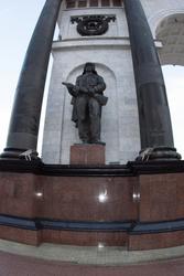 Скульптура танкиста (скульптор - И. А. Минин)