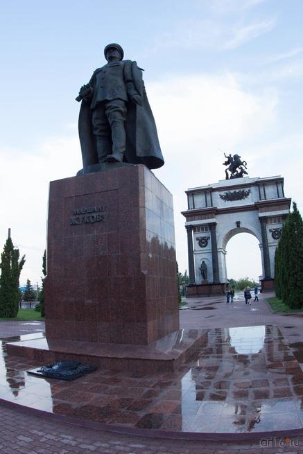 Памятник Г.К.Жукову и триумфальная Арка в Курске::Курск, лето 2015
