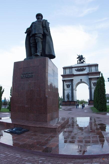 Памятник Жукову и триумфальная арка, г. Курск, июнь 2015::Курск, лето 2015
