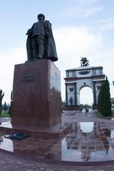 Памятник Жукову и триумфальная арка, г. Курск, июнь 2015