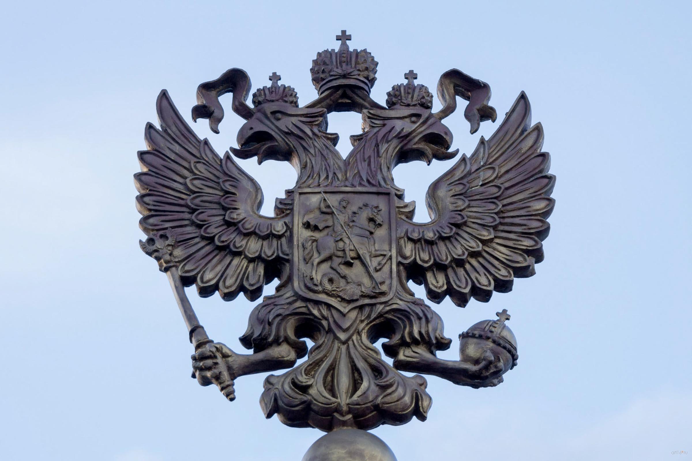 Двуглавый орел на стеле, в честь присвоения Курску звания Города Воинской Славы (2007 г.)::Курск, лето 2015