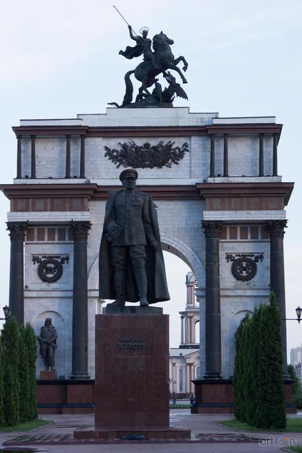 24-метровая триумфальная арка, увенчанная скульптурой Георгия Победоносца, памятник Г.К.Жукову::Курск, лето 2015