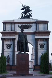 24-метровая триумфальная арка, увенчанная скульптурой Георгия Победоносца, памятник Г.К.Жукову