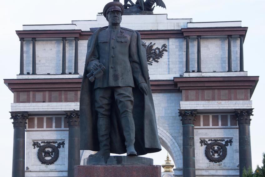 Памятник Г.К.Жукову возле триумфальной арки, г. Курск::Курск, лето 2015