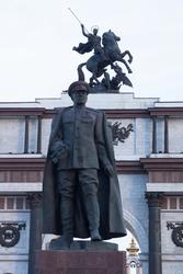 Памятник Г.К.Жукову возле триумфальной арки, г. Курск