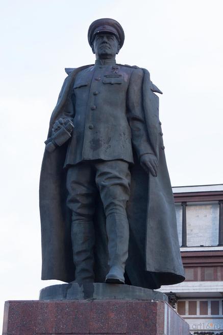 Бронзовый памятник Г.К.Жукову возле триумфальной арки, г. Курск::Курск, лето 2015
