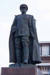 Бронзовый памятник Г.К.Жукову возле триумфальной арки, г. Курск