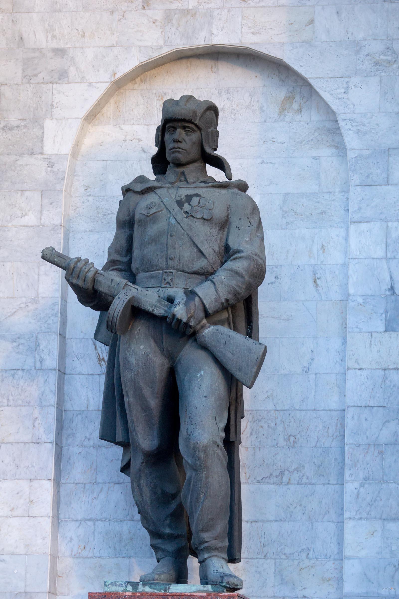 Скульптура  танкиста времён Курской битвы (скульптор - И. А. Минин)::Курск, лето 2015