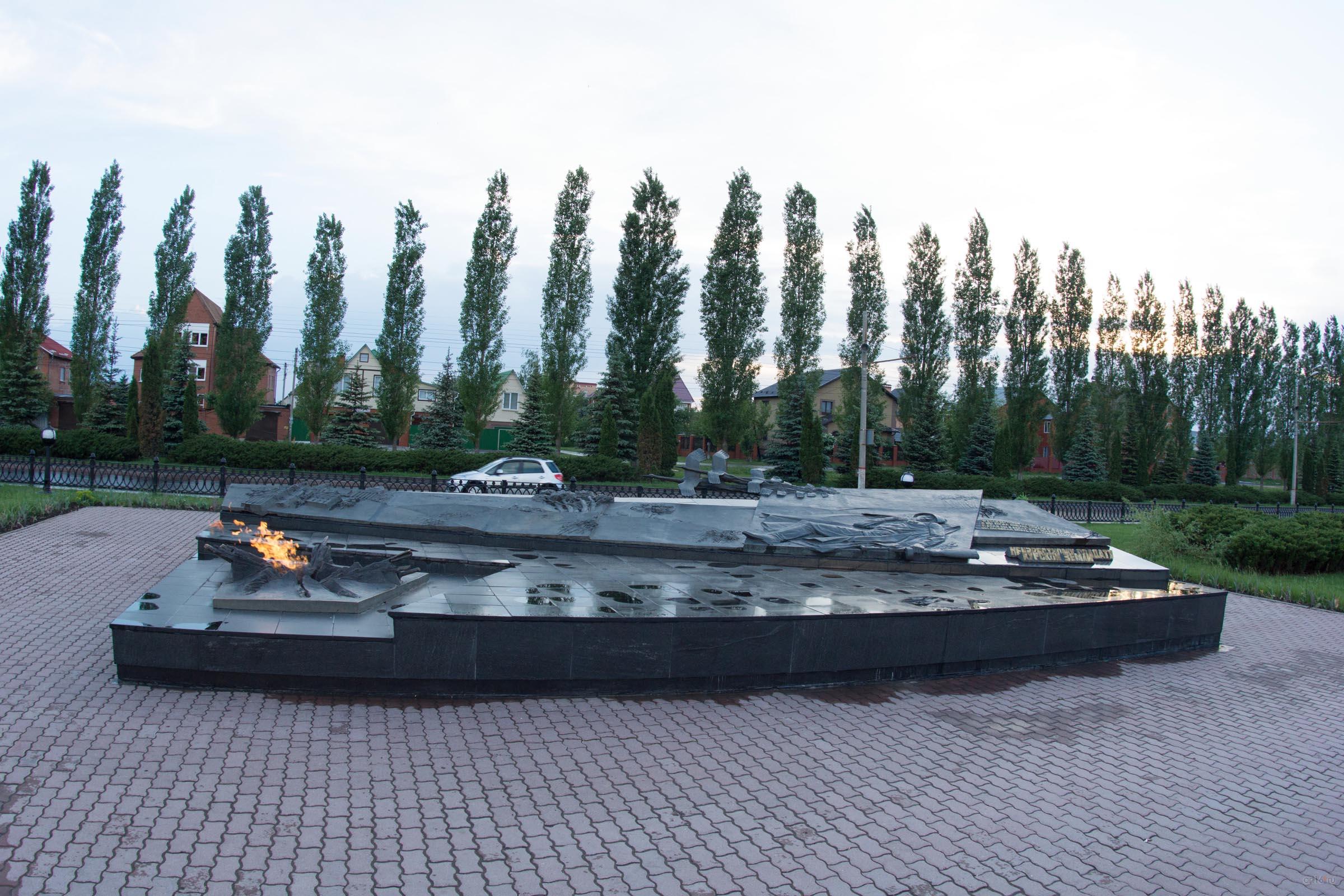 Вечный огонь. Гранитное надгробие «Неизвестному солдату Курской земли» , Курск::Курск, лето 2015