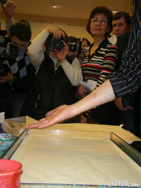 Чудо-картина временно скрыта от глаз листом бумаги::Выставка ЭБРУ в Казани. Мераль Озджан (Турция)