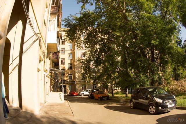 Во дворе дома 2а по ул. Кремлевской::Казань, 01.07.2015