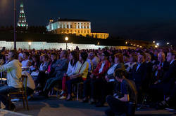 На оперном фестивале под открытым небом  на берегу Казанки, северо-восточный склон Казанского кремля 