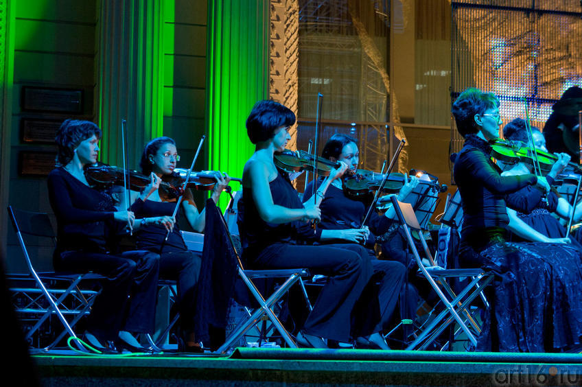 Скрипичный ансамбль оркестра во время исполнения концертной программы::30 августа 2011. Первый оперный фестиваль под открытым небом