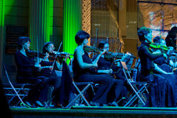 Скрипичный ансамбль оркестра во время исполнения концертной программы