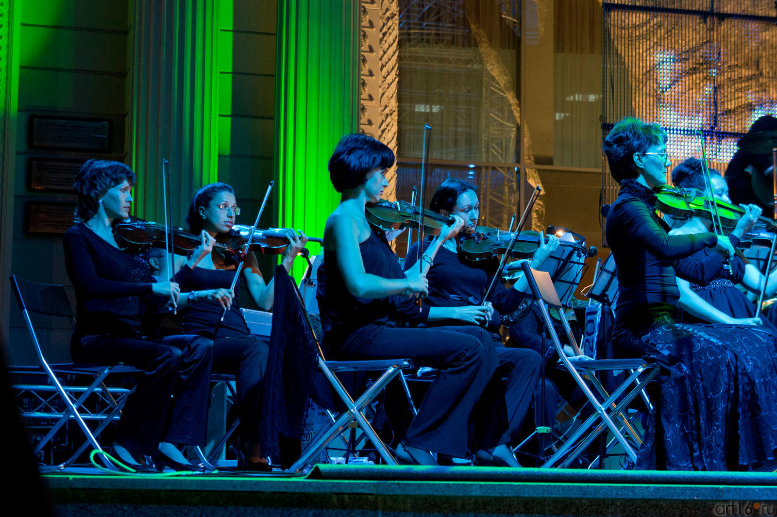 Скрипичный ансамбль оркестра во время исполнения концертной программы::30 августа 2011. Первый оперный фестиваль под открытым небом