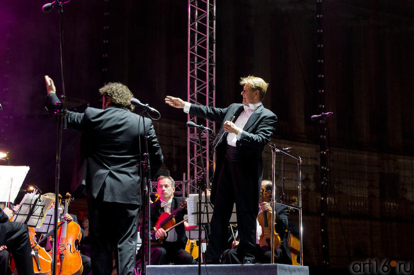 Леонардо Громенья и Александр Сладковский представляют музыкантов оркестра::30 августа 2011. Первый оперный фестиваль под открытым небом