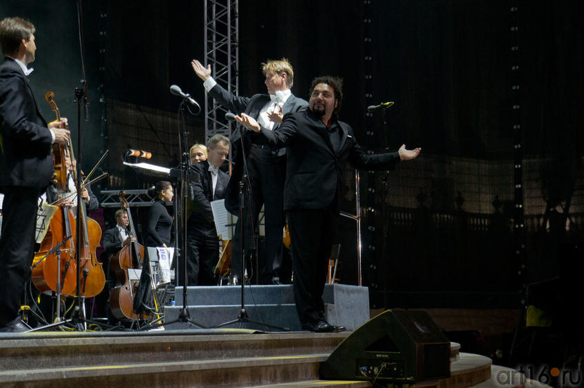 Александр Сладковский (дирижер) и Леонардо Громенья (тенор)::30 августа 2011. Первый оперный фестиваль под открытым небом