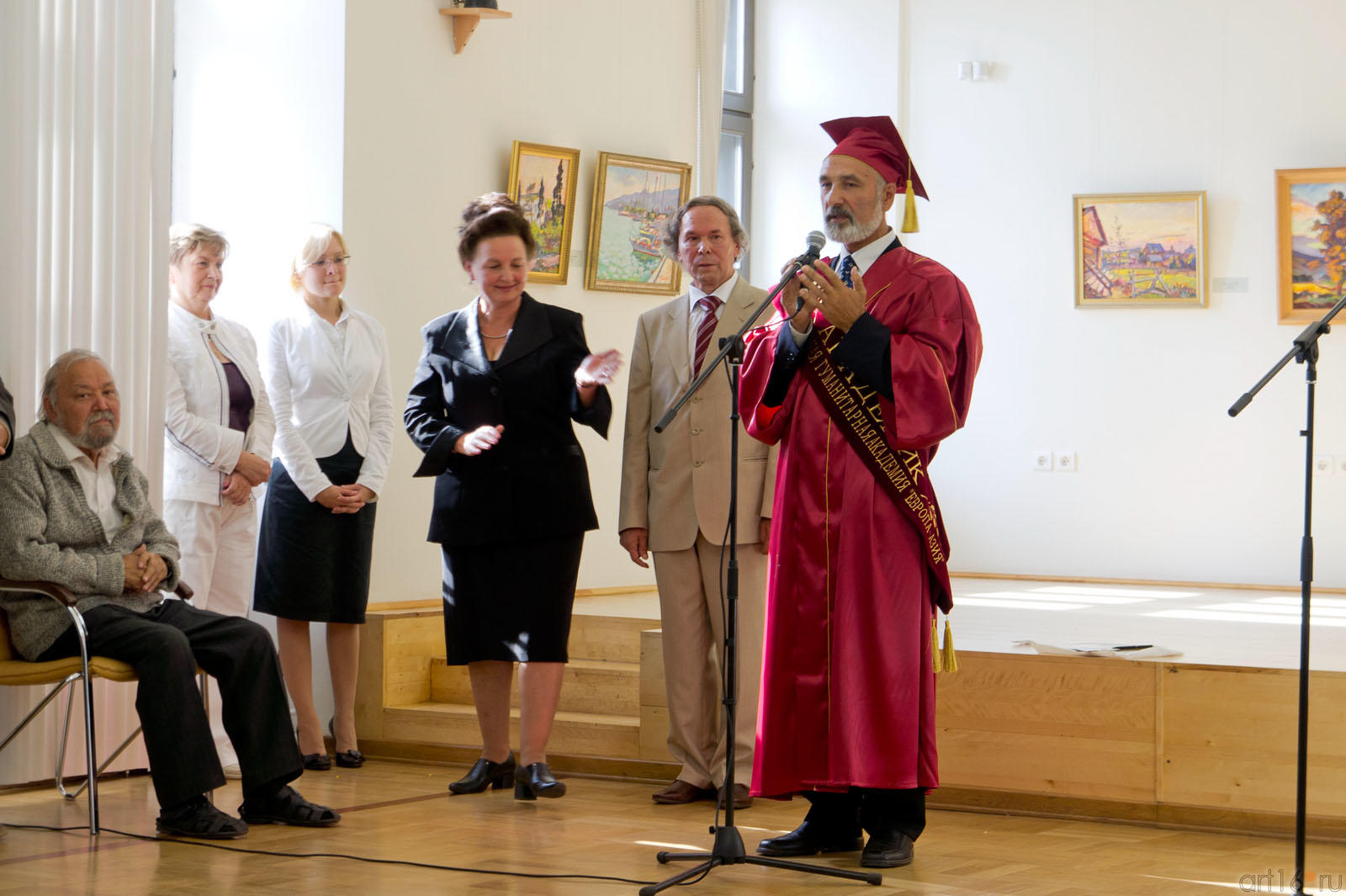 Слово юбиляру. Рашид Гилазов у микрофона::Рашид Гилазов. Персональная выставка в Центре "Эрмитаж-Казань"