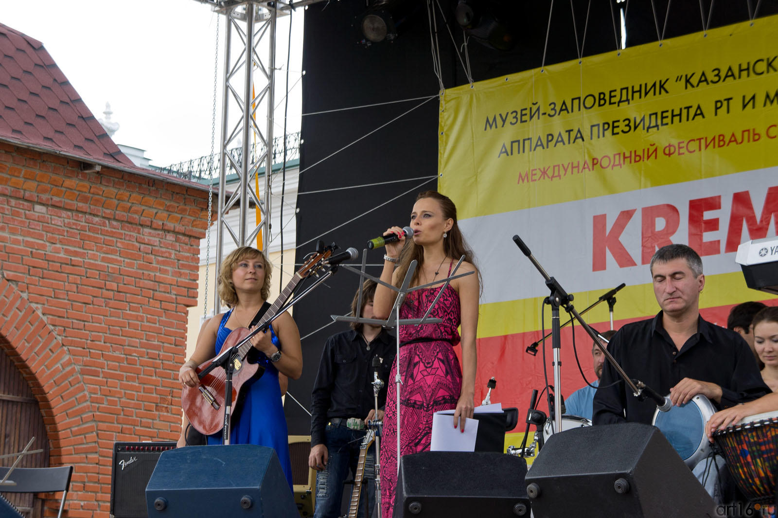  Олег Лапшин (справа), у микрофона  — Юлия Замыслова, ведущая площадки ʺПушечный дворʺ ::III Международный Фестиваль Современной Культуры Kremlin LIVE'11