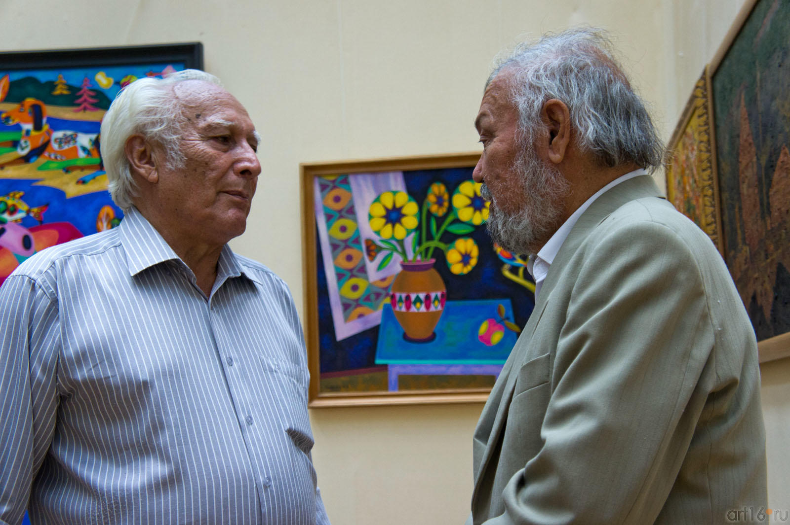 А.Абзгильдин. Общение  на выставке, посвященной Дню Республики::«Мир вокруг нас» — Республиканская выставка живописи, графики, ДПИ