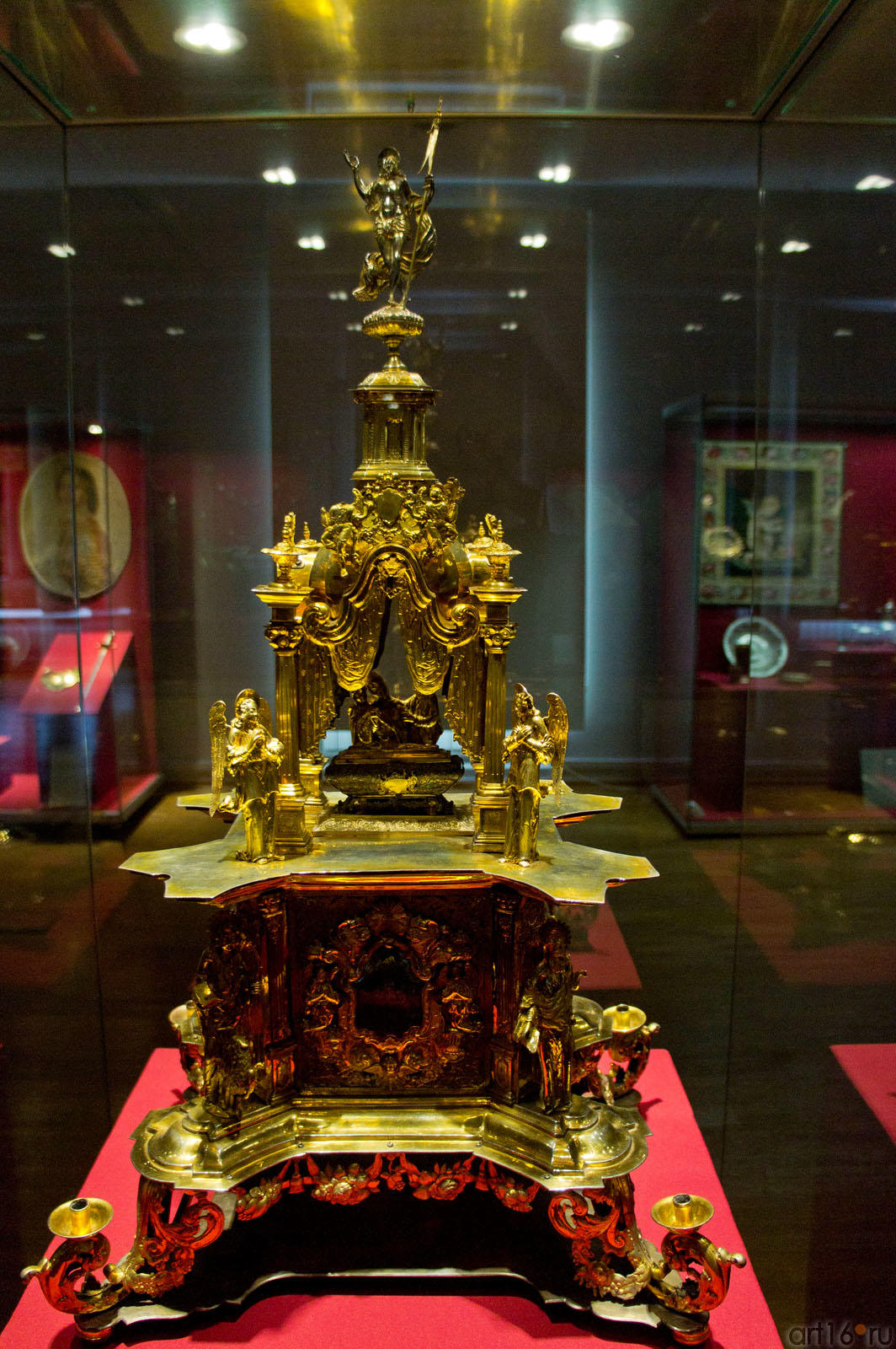 Дарохранительница::«Кремль от Московского царства до последней коронации»